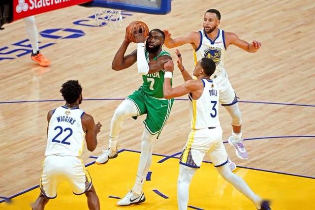 字母32+14+9特雷杨35+10 雄鹿险胜老鹰进决赛